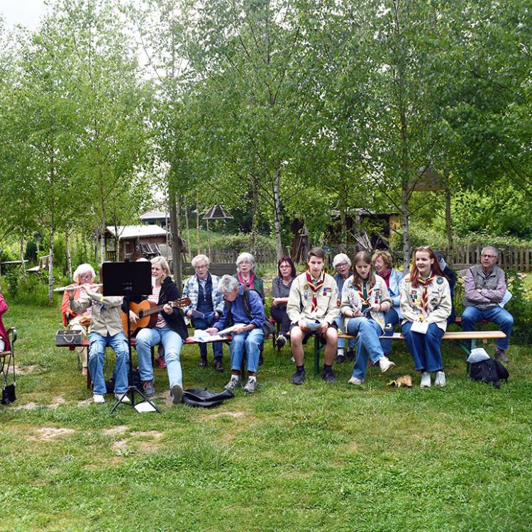 Bild 1_Gläubige beim Friedensgebet auf der Dorfwiese Schachenauel_21.05.2025_Foto Ulrike Clever