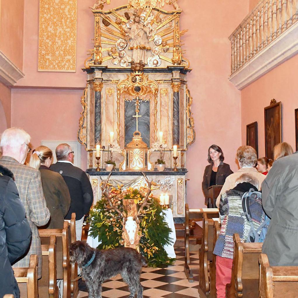 Foto 1_Tatjana von la Valette begrüßt die Gäste der Hubertusmesse_Foto Ulrike Clever