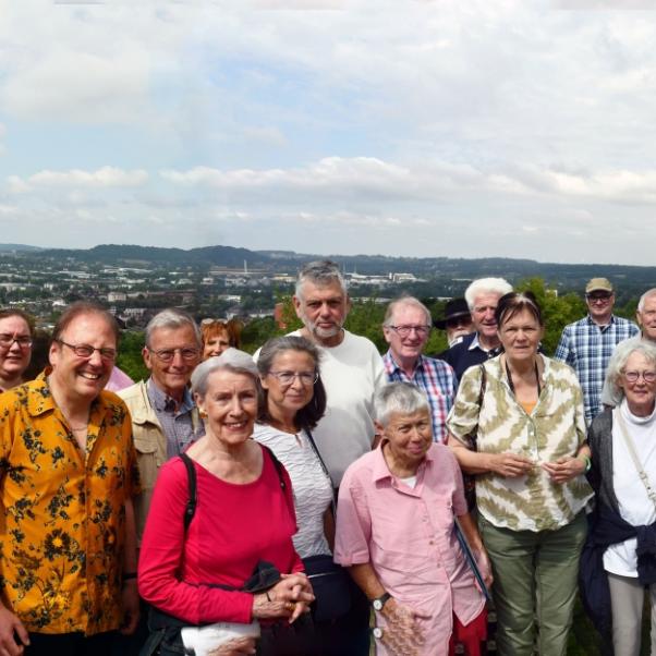 Foto 1_Die Neuhonrather Pilgergruppe verschafft sich einen Überblick über Aachen_Foto Ulrike Clever