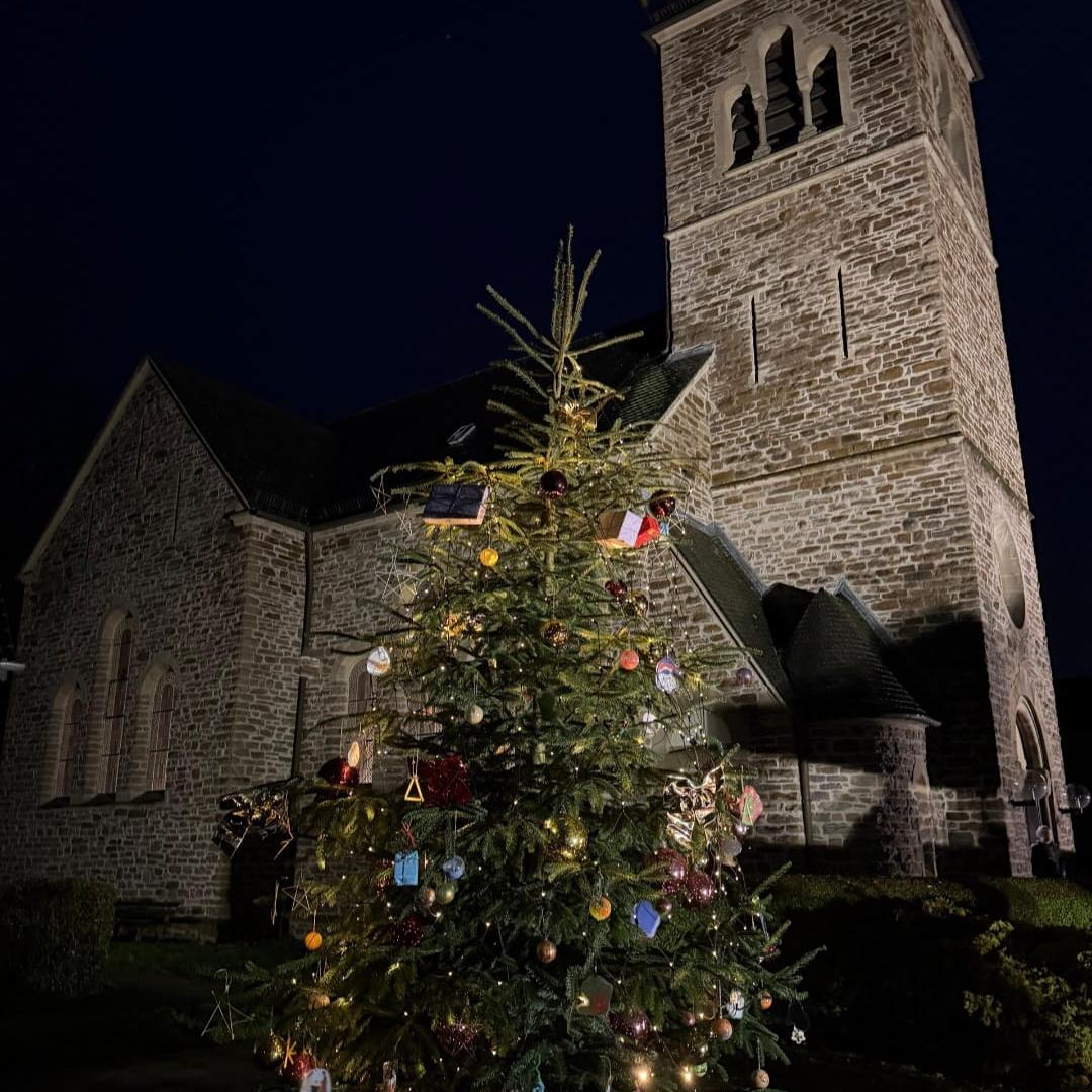 Gemeinsames Weihnachtsbaumschmücken der Dorfgemeinschaft Scheiderhöhe