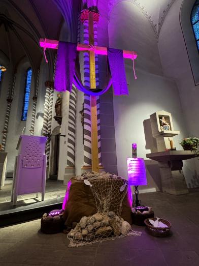 Das Bild zeigt in der Kirche in Birk ein vier Meter hohes Kreuz nahe dem Ambo