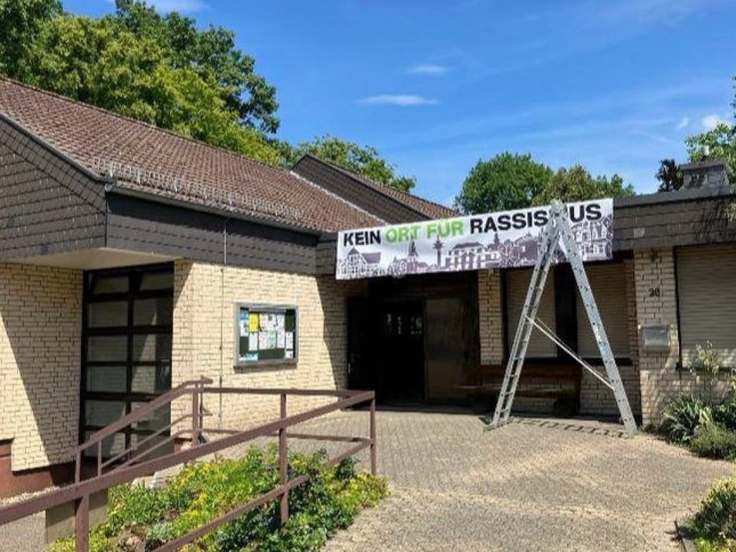 Banner 'Kein Ort für Rassismus' am Eingang des Pfarrzentrums der Katholischen Kirchengemeinde St. Johannes Lohnar