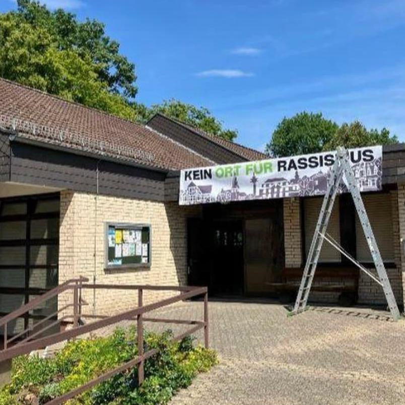 Banner 'Kein Ort für Rassismus' am Eingang des Pfarrzentrums der Katholischen Kirchengemeinde St. Johannes Lohnar