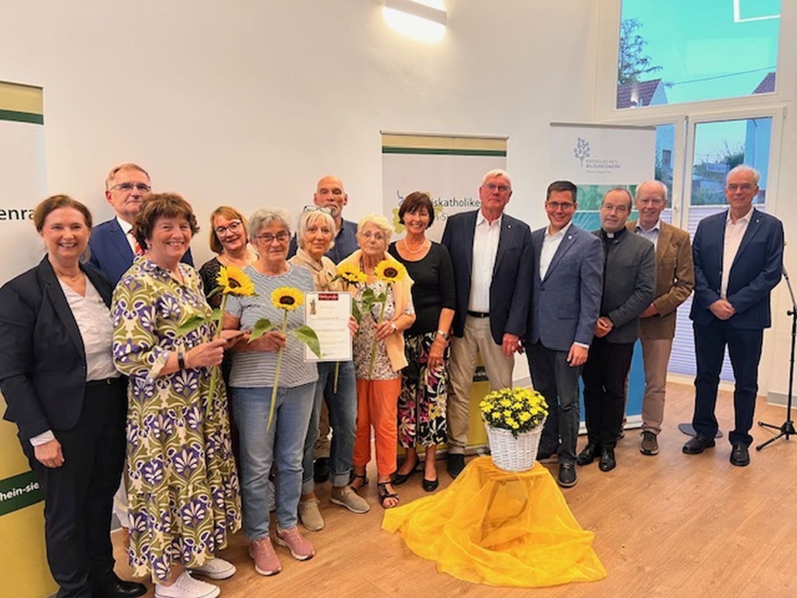 Die Preisträgerinnen „Kochgruppe Bauhof“, Sankt Augustin, gemeinsam mit Festredner Dr. Andreas Püttmann, Landrat Sebastian Schuster, Bürgermeister Dr. Max Leitterstorf, Kreisdechant Hans-Josef Lahr und dem Vorstand des Kreiskatholikenrats.