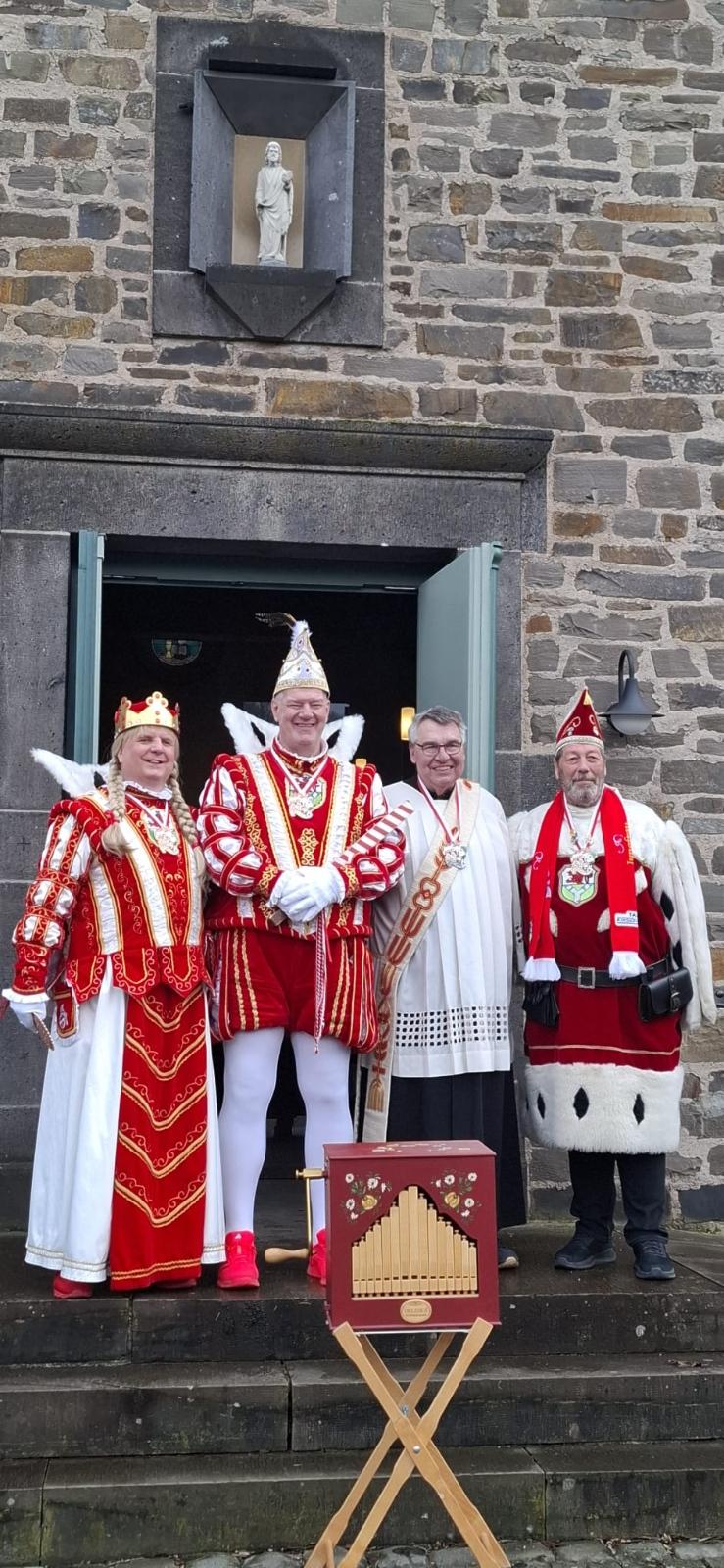 Das Lohmar Dreigestirn besucht die Kirche St. Bartholomäus, Wahlscheid