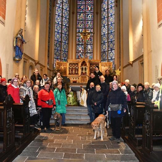 Foto1_Dreikönigsweg_Pilgernde in St. Servatius_Foto Ulrike Clever