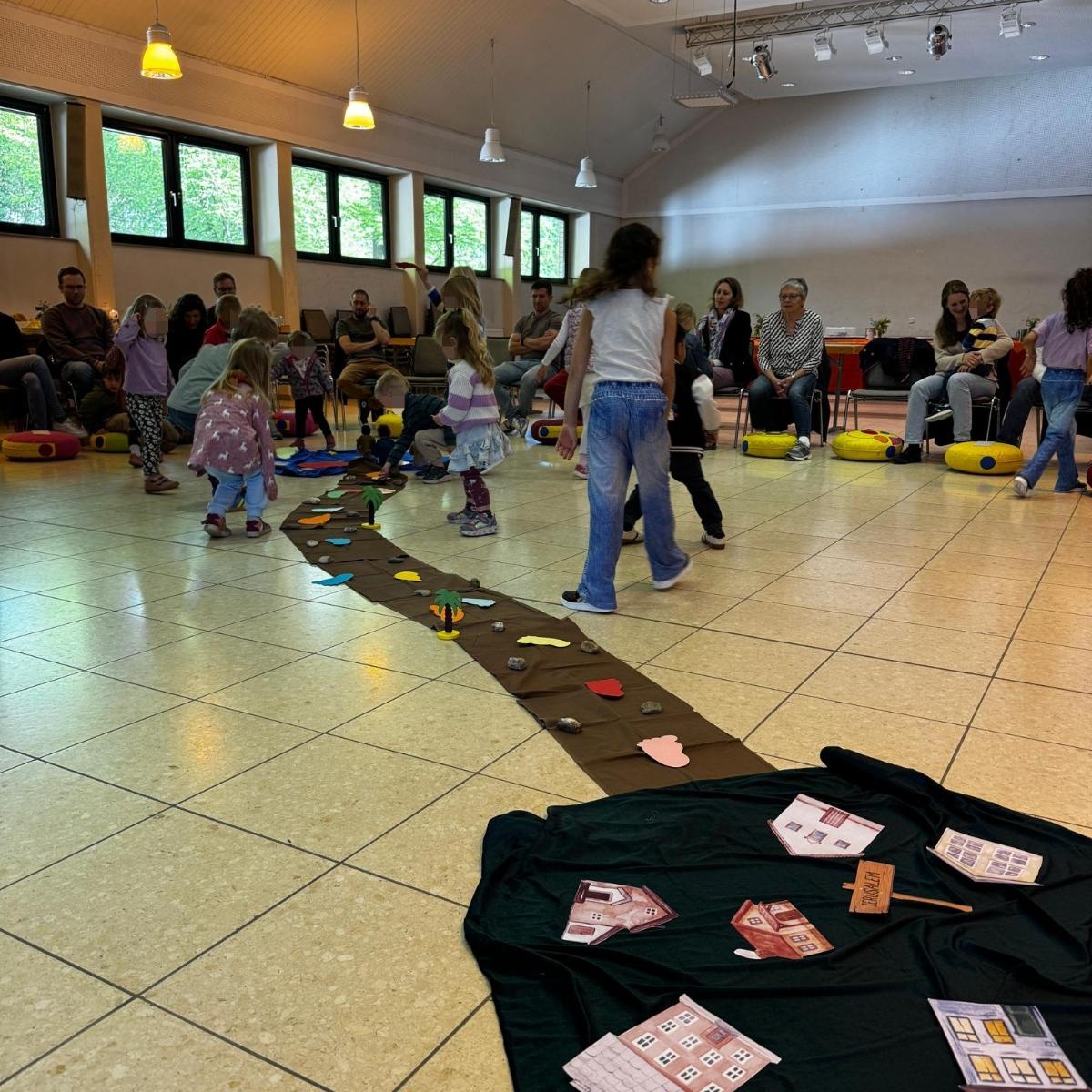 Bilder vom Kleinkindergottesdienst, Thema Emmausgeschichte