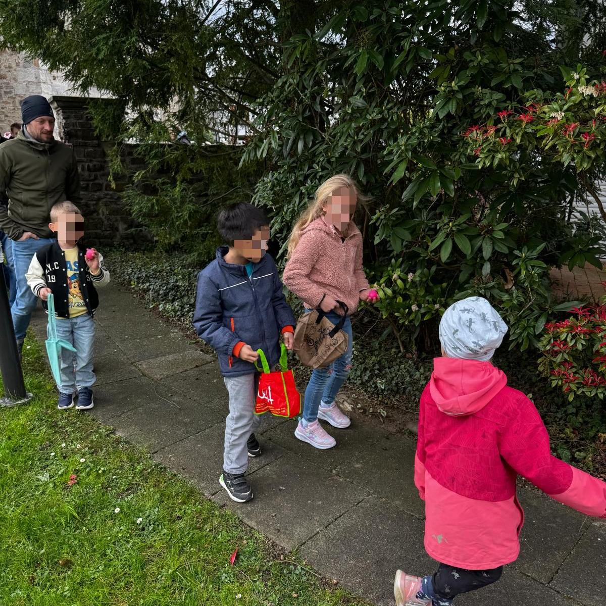 Bilder der Ostereiersuche im Pfarrgarten