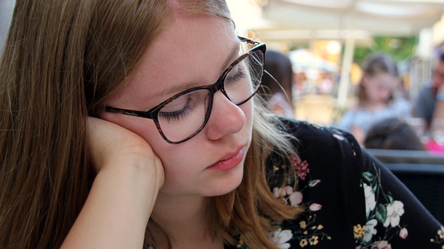 Mädchen mit aufgestütztem Kopf