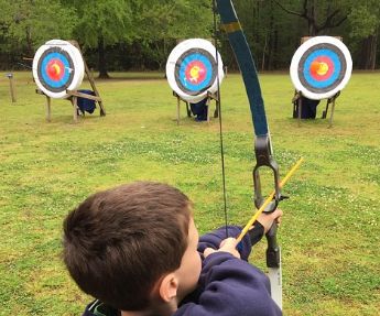Junge beim Bogenschießen