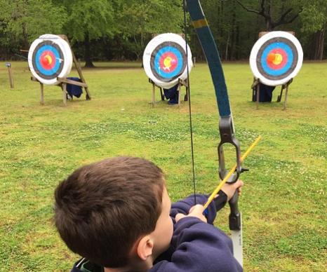 Junge beim Bogenschießen (c) karialberque from Pixabay Junge beim Bogenschießen