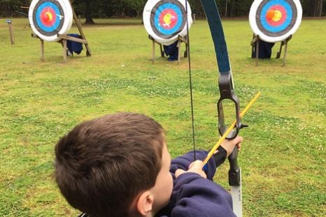 Junge beim Bogenschießen