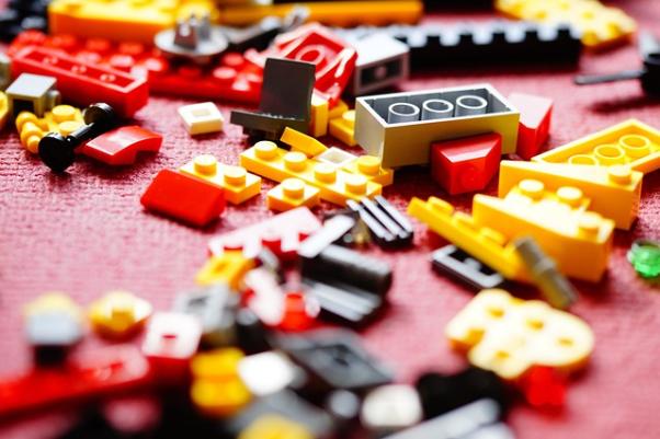 Lego-Klemmbausteine auf dem Boden