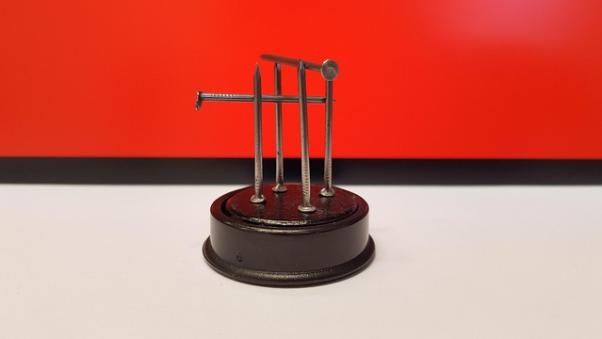 Magnet hält Nägel fest