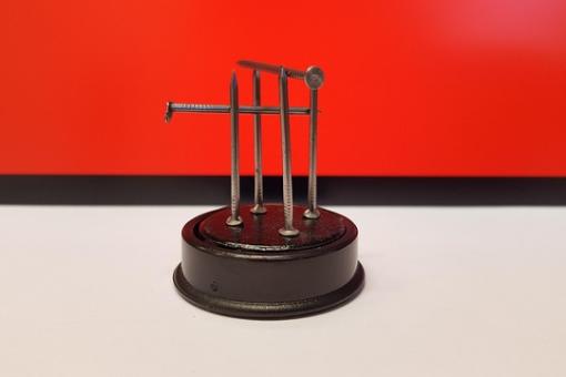 Magnet hält Nägel fest