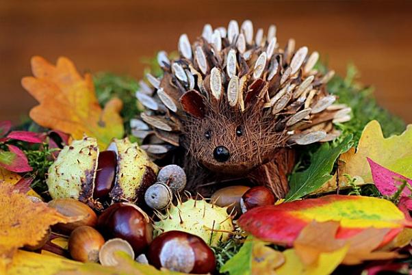 Igel aus Naturmaterialien in bunten Laub