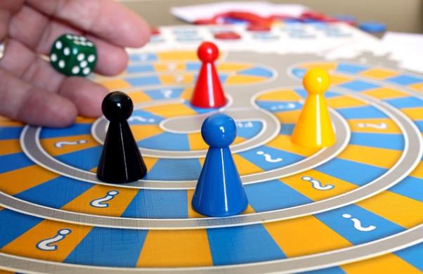 Symbolbild Spieleabend: zu sehen ist ein Brettspiel
