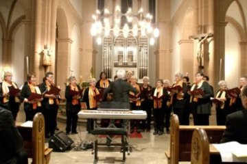 Altar mit Chor im Hintergrund